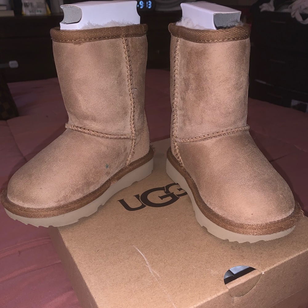 Toddler girl Ugg’s